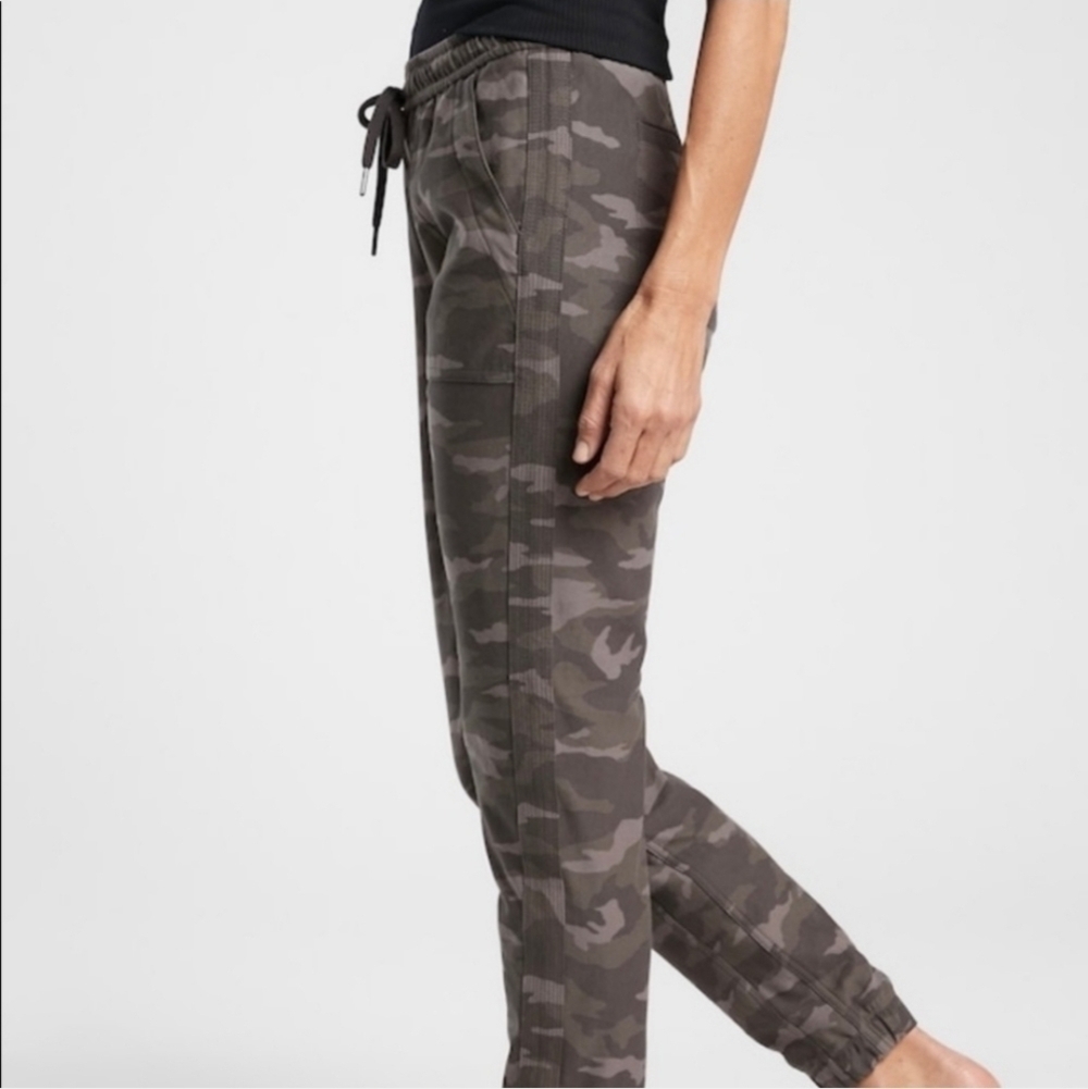 Athleta camo farallon jogger size 4